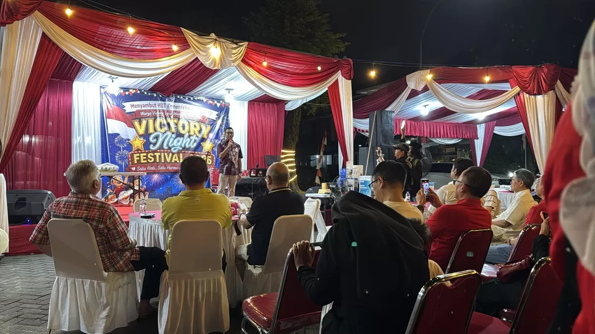 Pembukaan Victory Night Festival 2026 dibuka oleh Ketua RT 004 RW 012 Cluster Victory Land Raffles Hills Cibubur, Ari Wibowo yang juga ketua panitia HUT RI, Sabtu (15/08/2026) malam. (Anita Anggrainy)