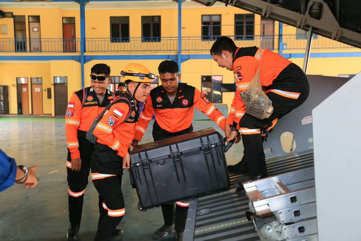 Polri terus bergerak menyalurkan bantuan 9 K dan obat- obatan  sera 3,42 ton bantu an lainya  untuk korban gempa NTT (Foto/Ist(