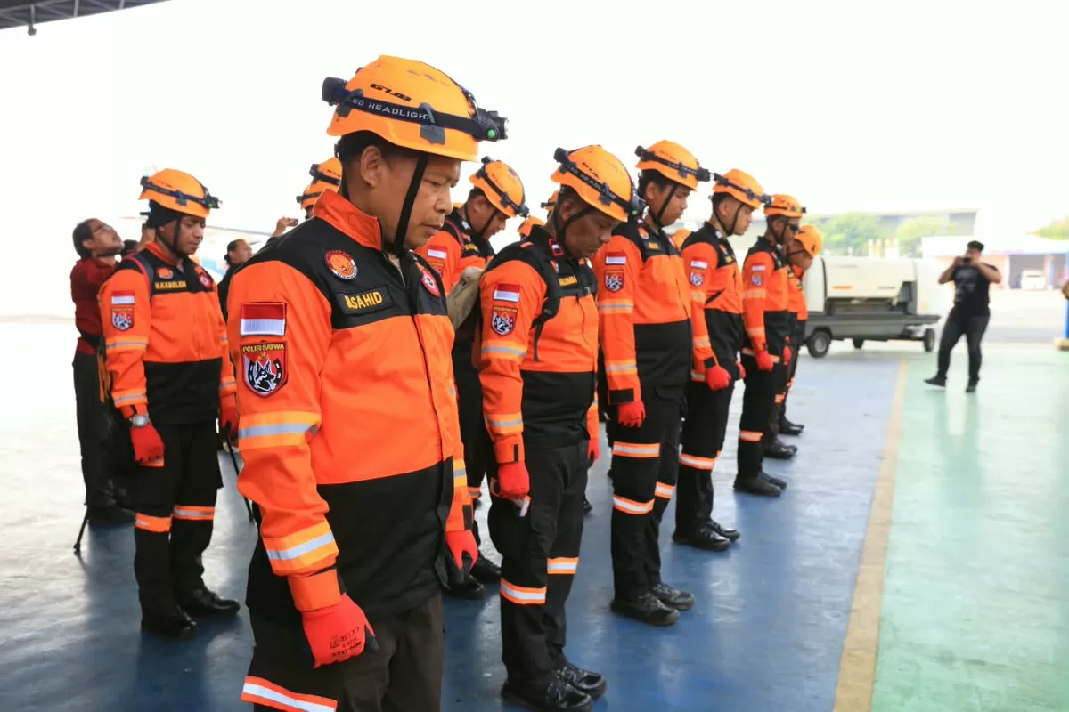 Polri Betangkatkan anggota SAR  membantu para korvan gempa di NTT.(Foto/Ist)