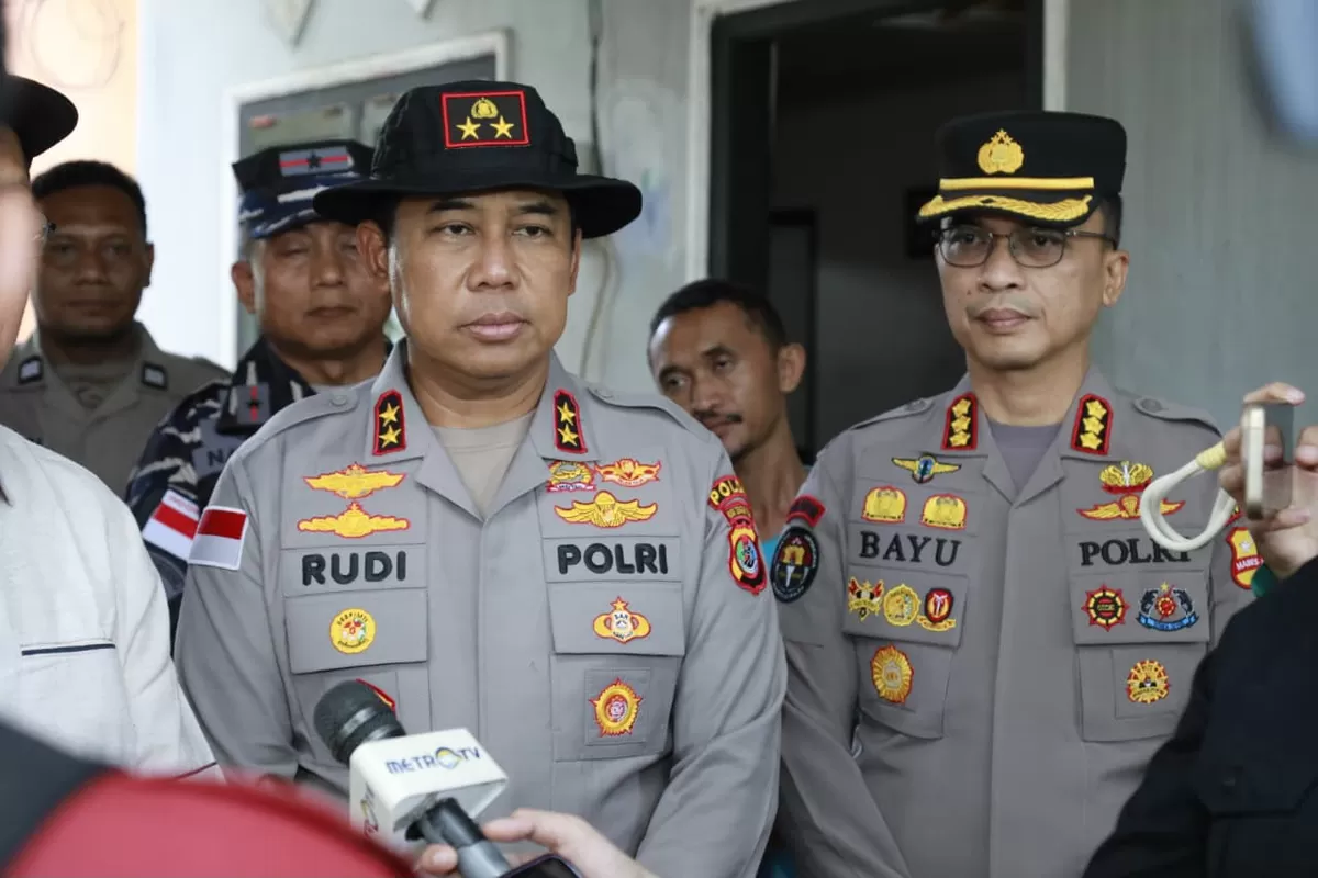 Kapolda NTT meninjau rumah warga dan salurkan bantuan kepada para korban gempa Fliores, NTT.(Foto/Ist)
