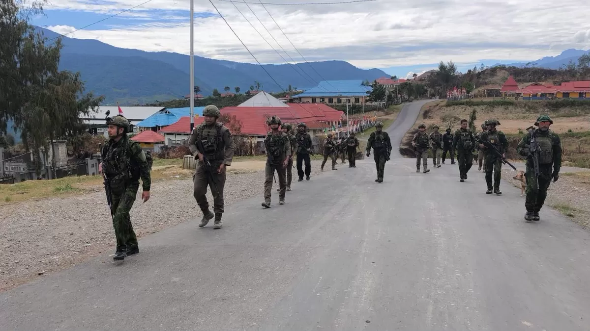 Satgas Ops Damai  Cartenz jelang HUT Kemerdekat Ri ke-81 bersana TNi perkuat keamanan di Papua.(Foto/ Ist)