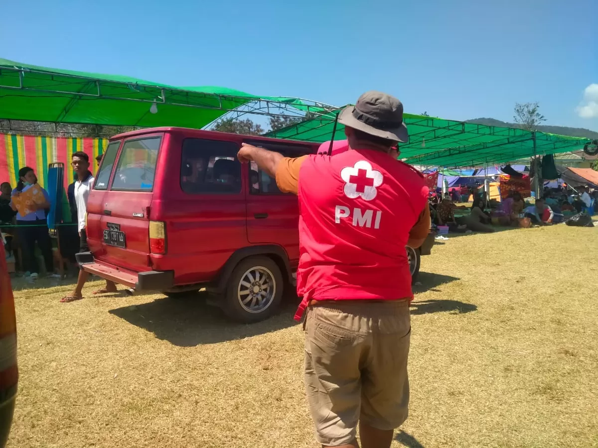 Relawan PMI bersama SIBAT menyampaikan informasi menggunakan megaphone dengan kendaraan dinas Kecamatan Reok. (Ist)