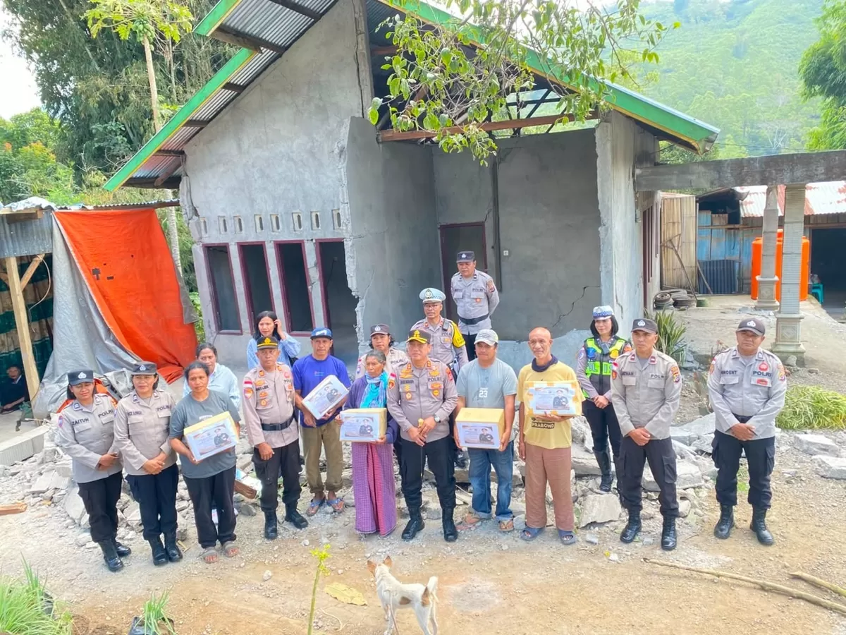 Kapolda NTT salurkan bantuan kepada para korban gempa di Ngada, Provinsi NTT.(Foto/Ist)
