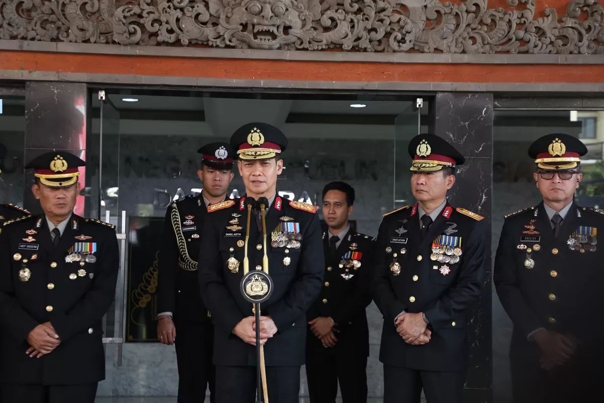 Kapolda Bali melepas keberabgkatabn lima truk bantuan untuk korban  gempa du NTT.(Foto/Ist)