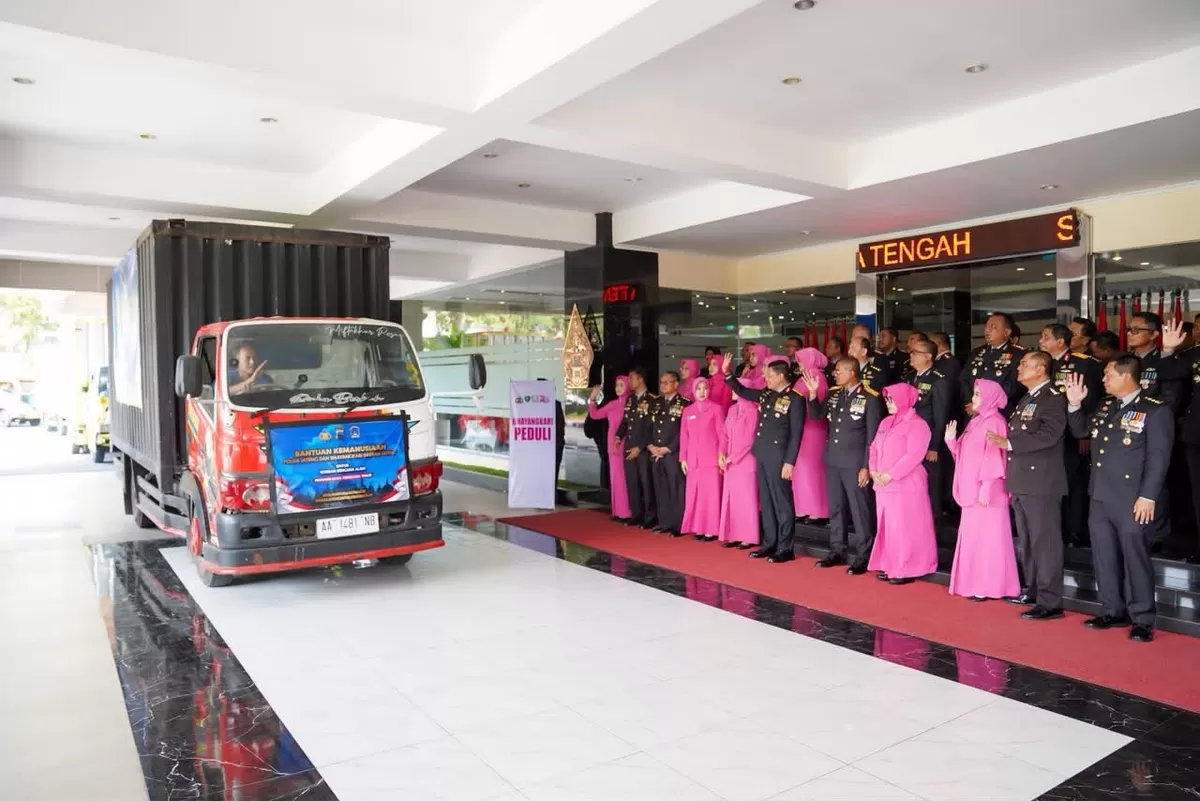 Polda Jateng berangkatkan 10 truk bantuan kemanusian korban gempa NTT.(Foto/Ist)