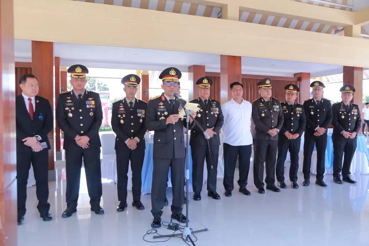 Kapolda NTB melepas keberangkatzn 8 ttuk bantuan untuk korbab gempa dic NTT.*Foto/Ist)
