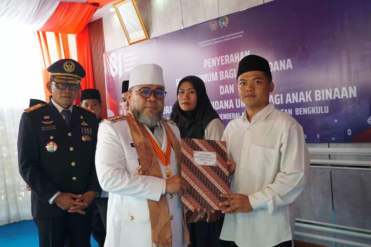 Gubernur Bengkulu Helmi Hasan menyerahkan surat remisi kepada Napi Klas IiA Bentiring, Kota Bengkulu usai jupacara HUT Kemerdekaan RI ke&divide;81.(Foto/Ist)