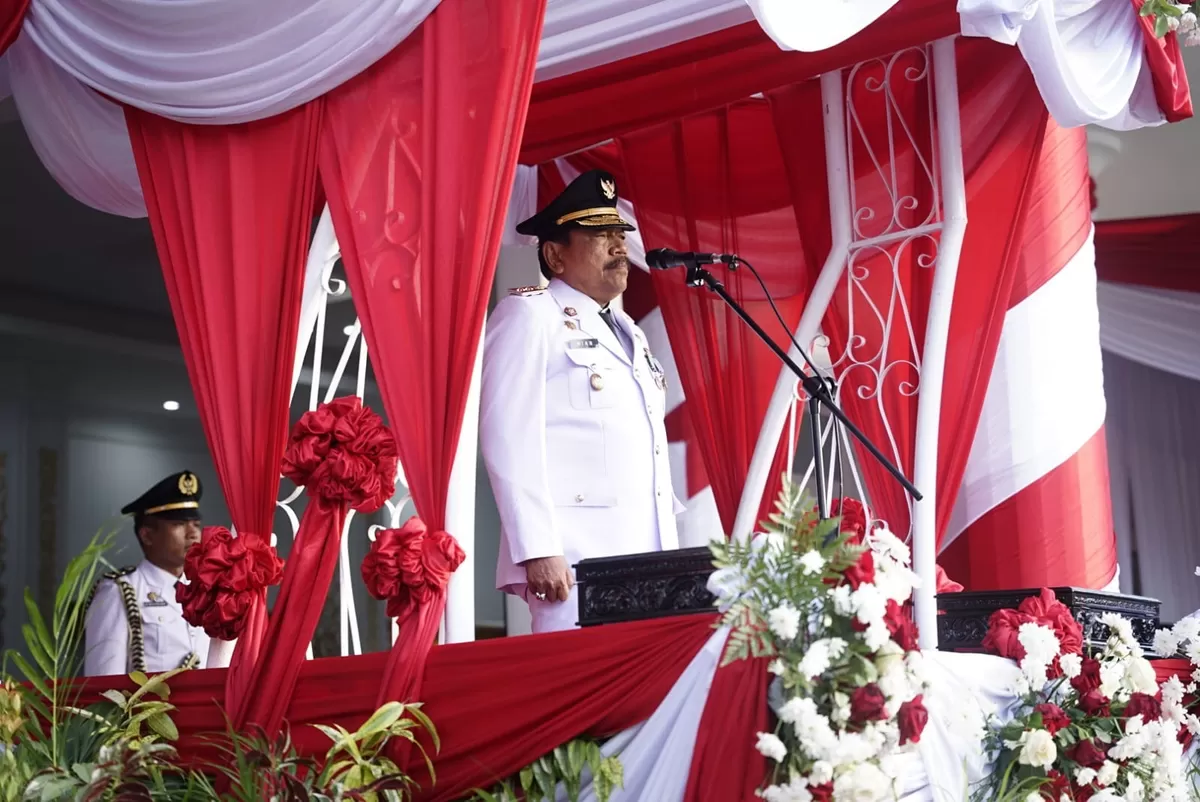 Wagub Bengkulu jadi inspektur upacara  penurunan bendera HUT RI ke-81 di Balai Raya Sematak.(Foto/Ist)