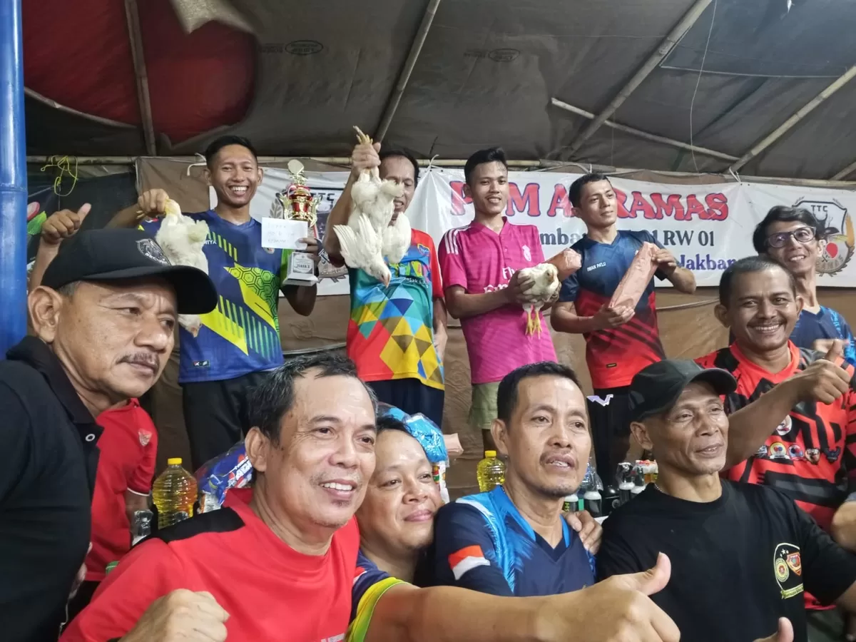 Para juara Turnamen Tenis  intern PTM Agramas Meja HUT ke-81 RI (berdiri) berfoto dengan teman-teman lainnya, Senin (17/8/2026) malam. (SP News/Rully Satriadi)