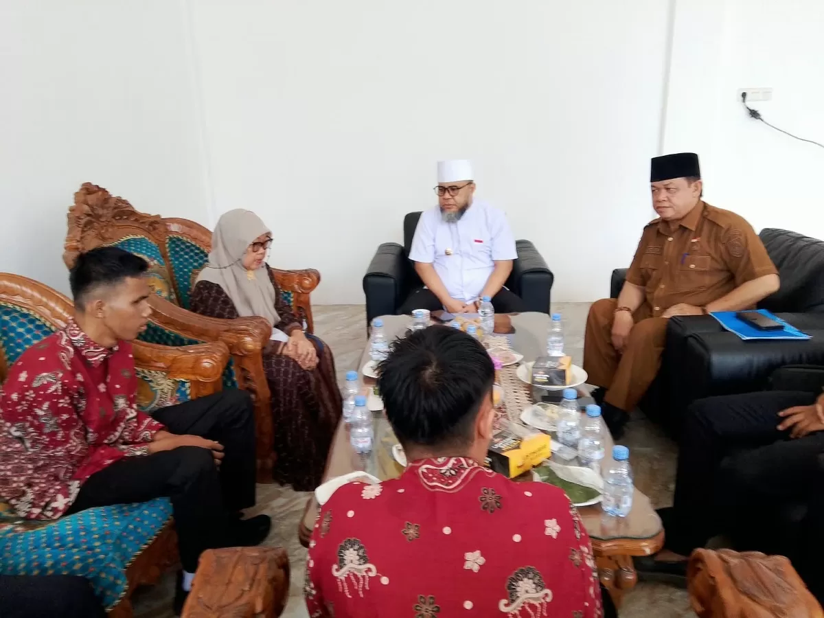 Gubwrnur Bengkulu, Helmi Hasan sarapan pagi bersama anak Disabilitas di Balai Raya Semarak Bengkulu.