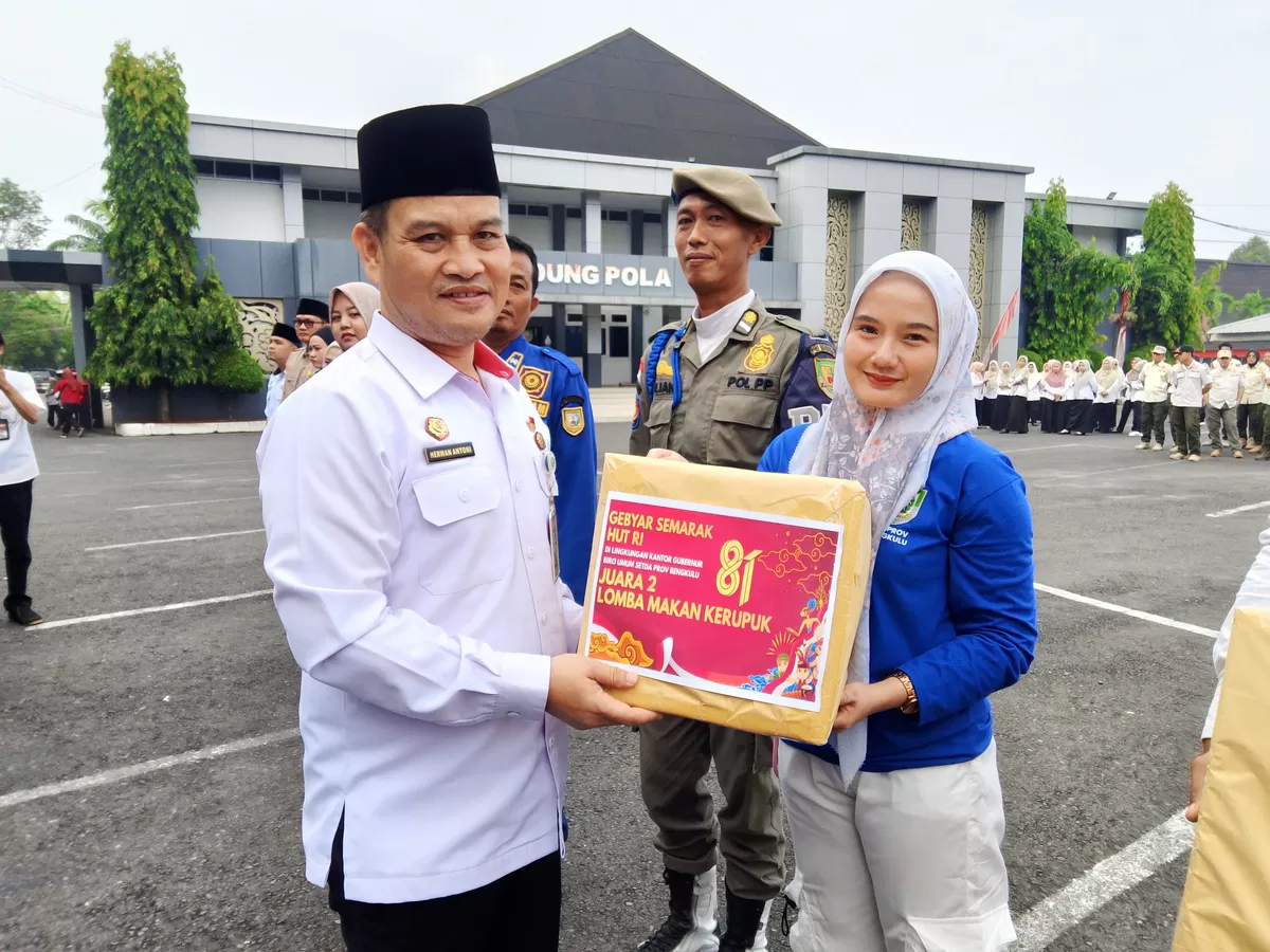 Sekdq Benggkulu Herwan Antoni menyerahkan hadiah lomba HUT RI ke-81 di lingkup Pemprov Bengkulu.(Foto/Ist)