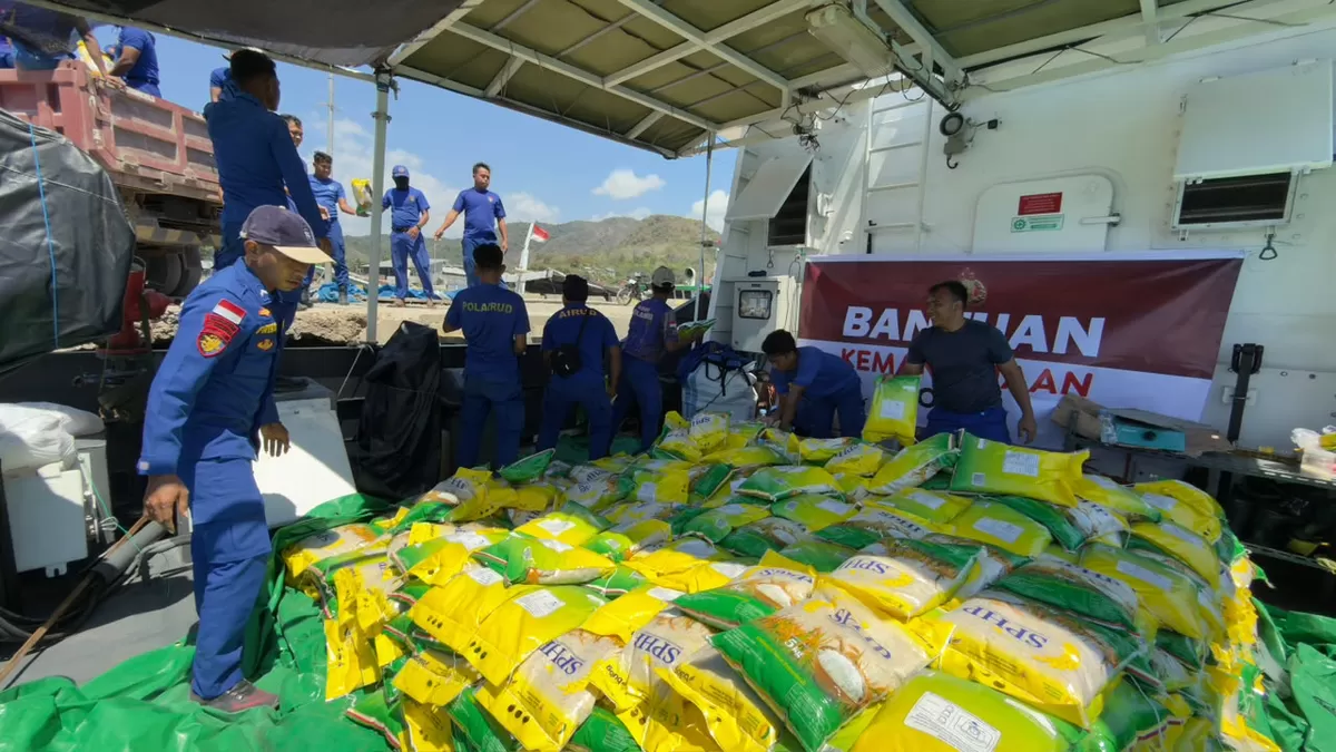 Bantuan logistok dari Kapolri disalurkan kepada para korban gempa du NTT.(Foto/Ist)