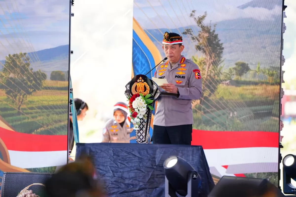 Kapolri Jend Pol Listyo Sigit Prabowo canangkan tanam bawang putih swrwntak di 14 Polda di Lombok Timur, NTB.(Foto/Ist)