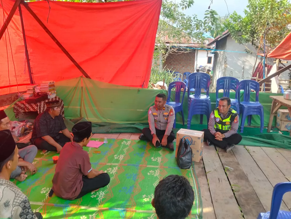 Satlantas Polres Lebong, Polda Bengkulu memberikan bantuan dan Tali Asih kepada warga korban laka lantas di daerah inim (Foto/Humas Polres Lebong)