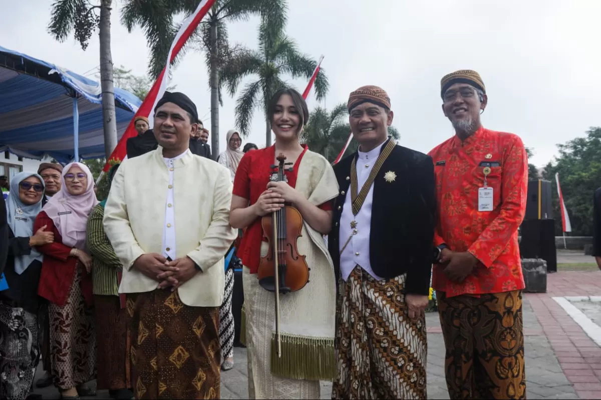 Suara Antea Putri Turki, keturunan WR Soepratman, memukau upacara HUT Jateng ke-81 lewat Indonesia Raya 3 Stanza dan karya sang maestro.