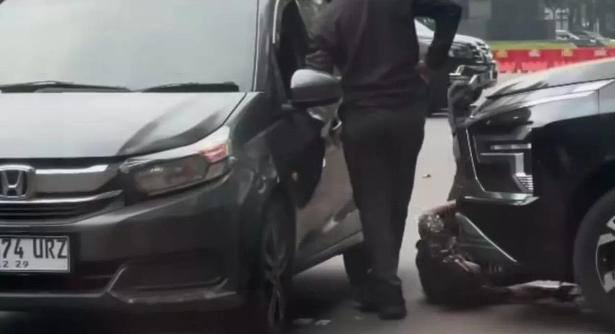 Dugaan oknum gesek nomor rangka mobil di kawasan parkiran GBK, Jakarta Pusat. (Threads/dr.debby_linn)