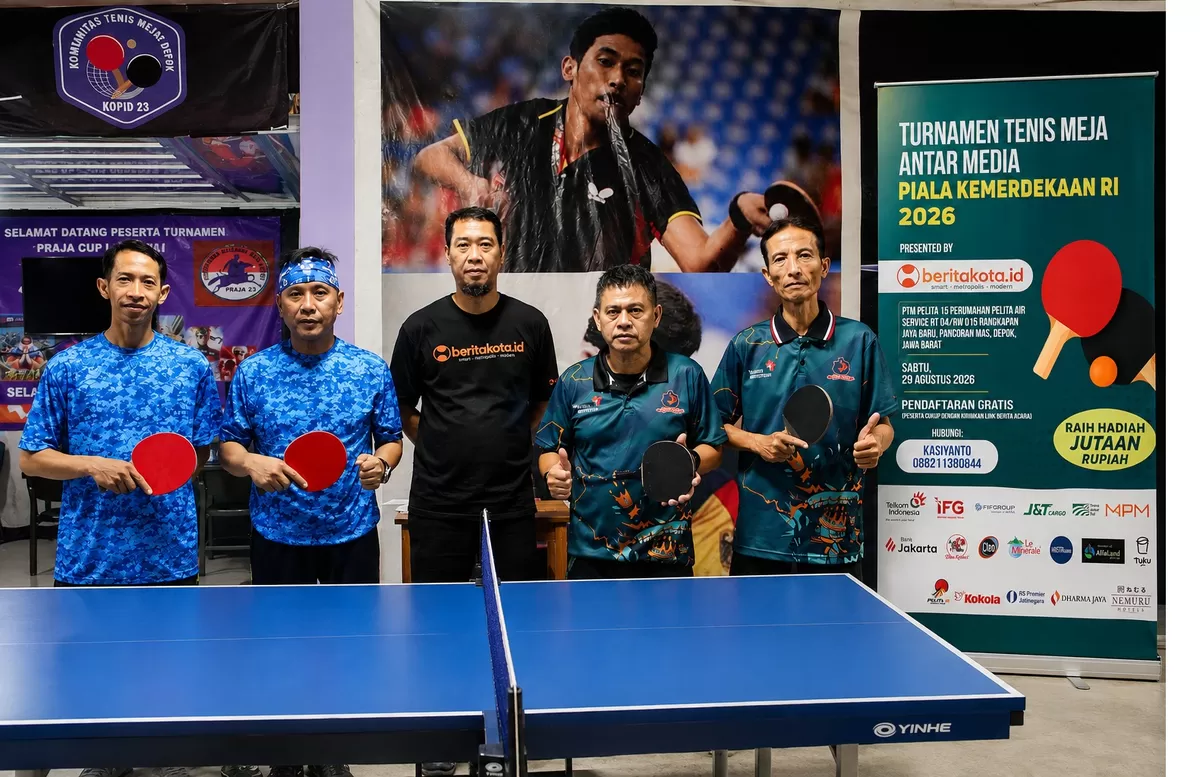 Para pemain berfoto sebelum pertandingan turnamen tenis meja yang digelar Beritakota.id. - Istimewa