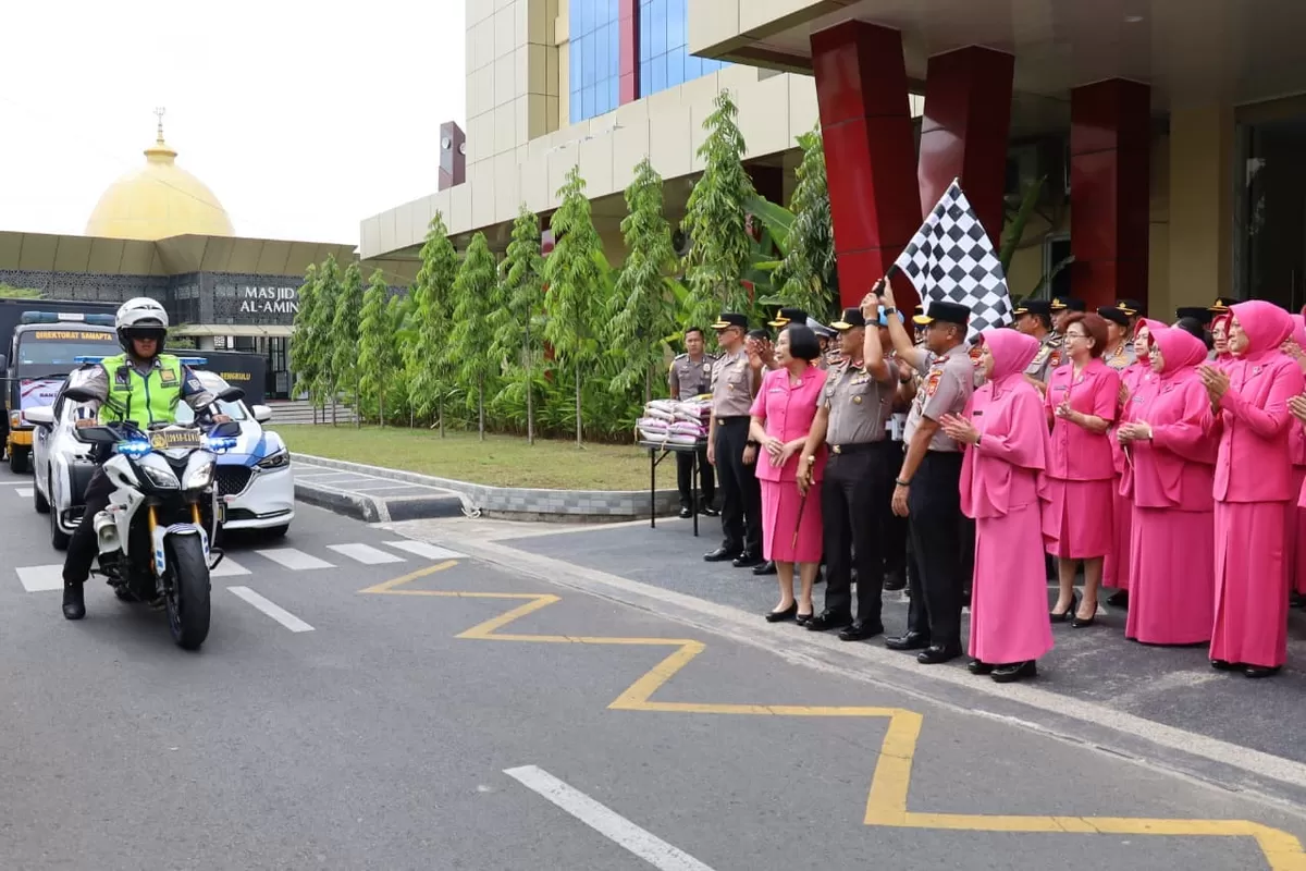 Kapooda Bengkulu, Irjen apol Yudhi Suliatianto Wahid melepas keberangkatan bantuan untuk para korban gempa di NTT.(Foto/Humas Polda Bengkulu)