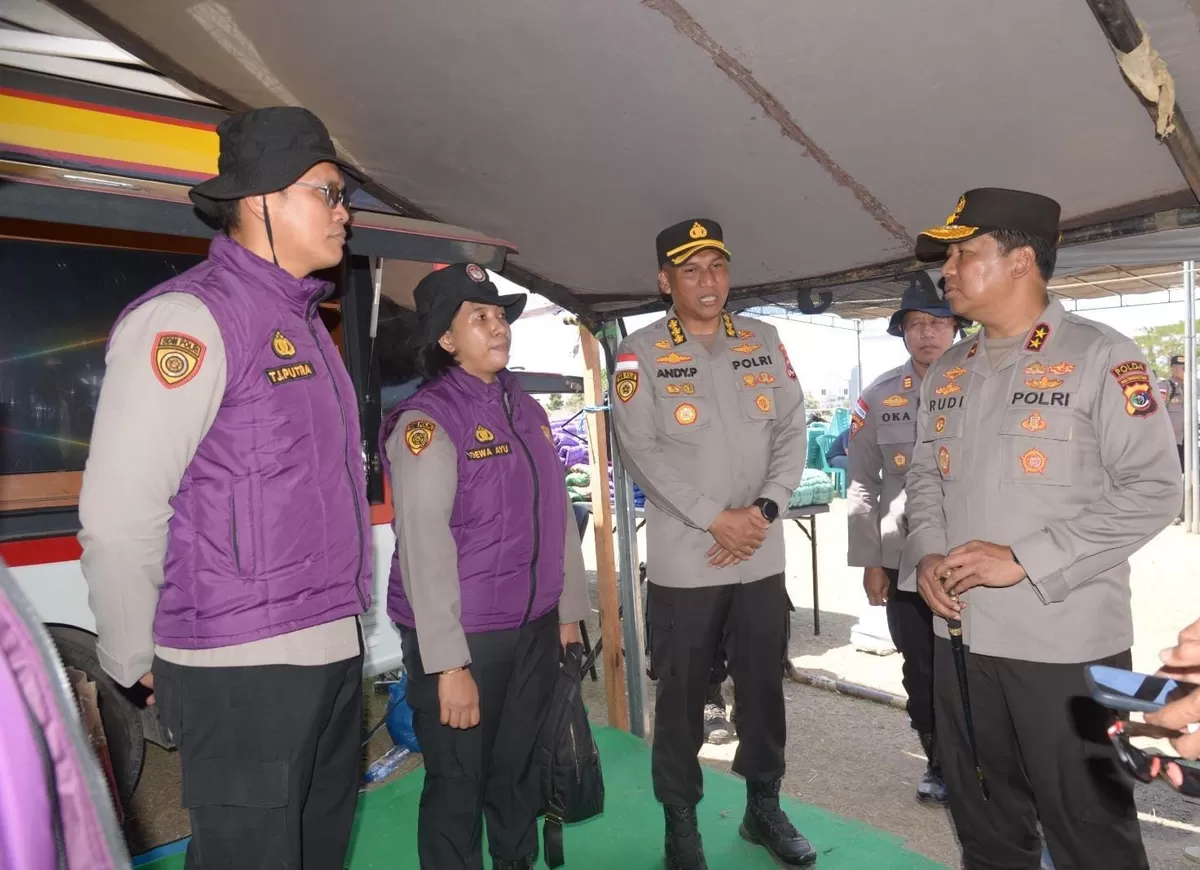 Kapolda NTT, Irjen Pol Rudi Darmoko mengunjungi posko penampungan korbab gempa NTT.((Foto/Ist) 