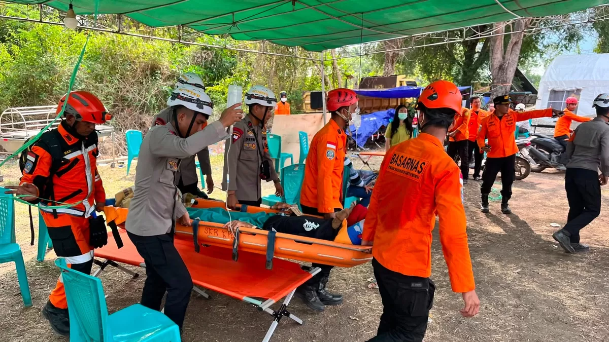 Polri terus bergerak, Brmob dan logistik disalurlan secara konsisten kepada waega korban gempa du NTT.(Foto/Ist) 