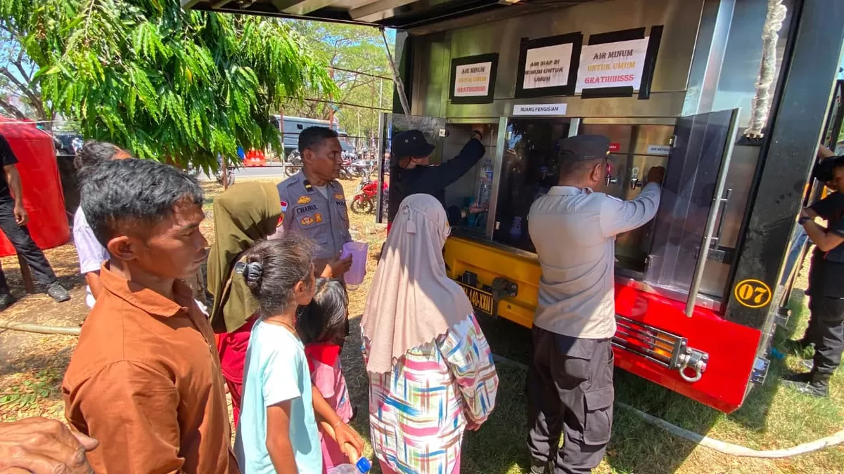 Anggota Polri salurkan bantuan air bersih kepasa para korban  gempa di Mbay.(Foto/Ist) 