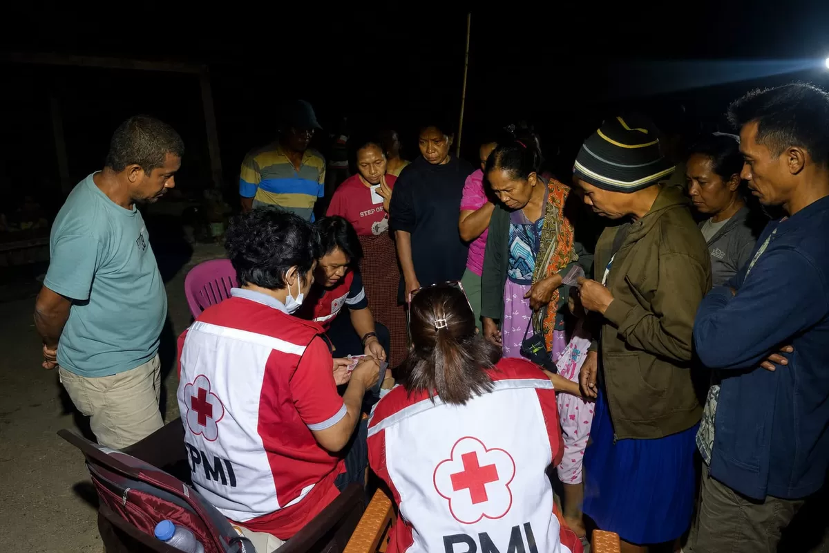 Tim Medis PMI melayani kesehatan pengungsi meskipun malam hari. (Ist)