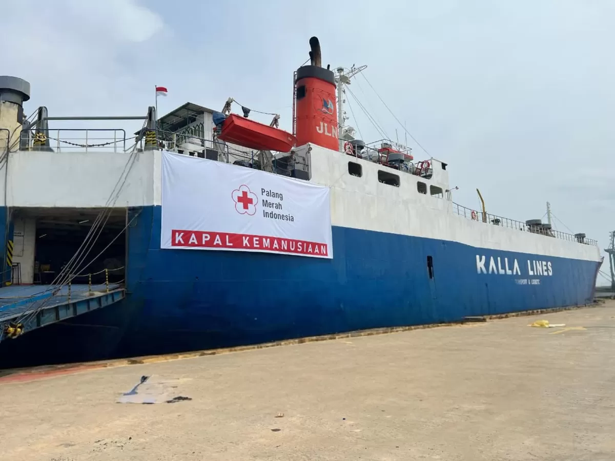 Bantuan untuk korban terdampak gempa di NTT diberangkatkan menggunakan kapal kemanusiaan kerjasama antara PMI dengan Kalla Lines, Sabtu sore (22/8/2026).