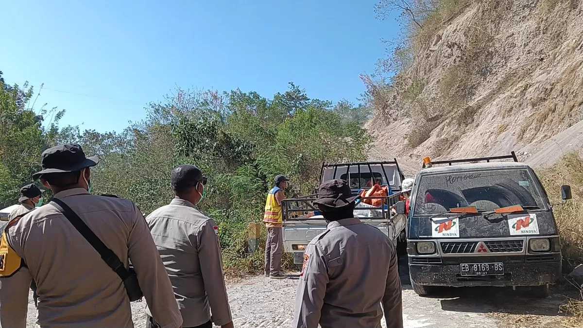 Anggota Polri membuka akses jalan longosr akibat gempa melanda wilayaj Provinsi Nusa Tenggara Tinur pekan lalu. (Foto/Ist)