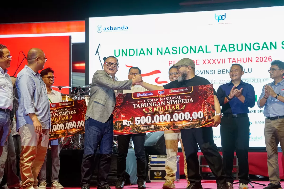 Gubernur Bebgkulu  Helni Hasan mwyerqhlan hadiah pemenang undiang SIMPEDA Bank Pembangunan Daerah sexara nasional di Bengkulu.(Foto/Ist)