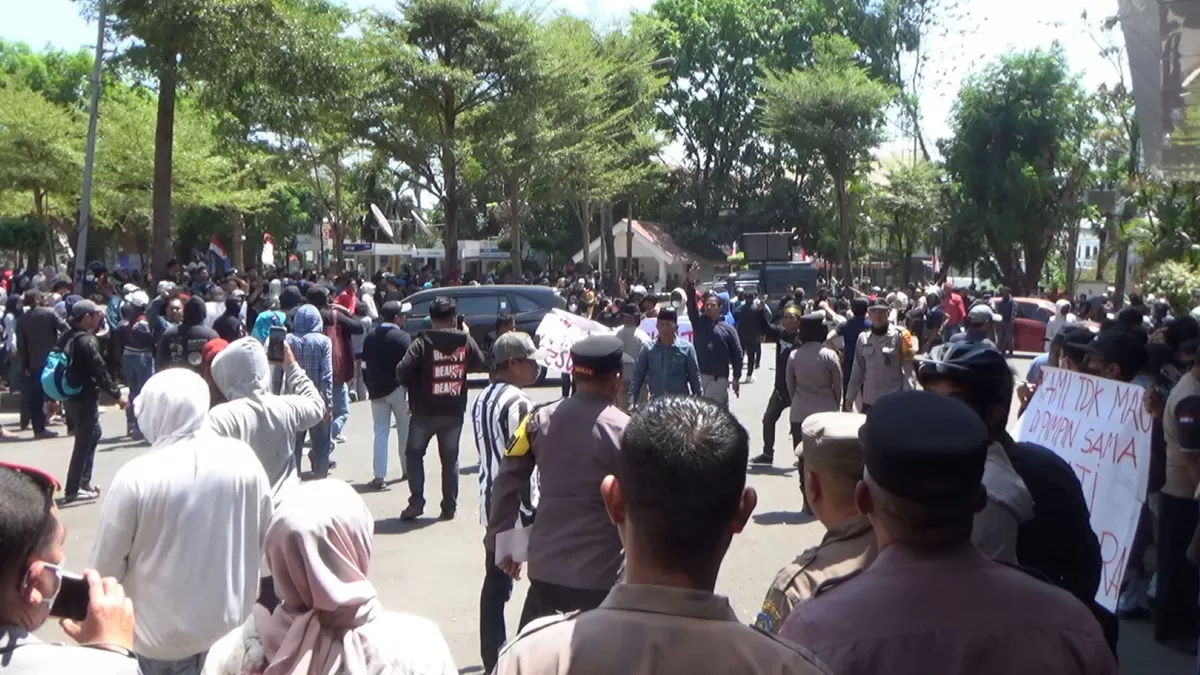 Aksi massa Senin (24/8/2026) pagi, berusaha menerobos halaman kantor Pemkab Gowa saat Bupati Husniah Talenrang sedang memimpin apel pagi. (Ist)