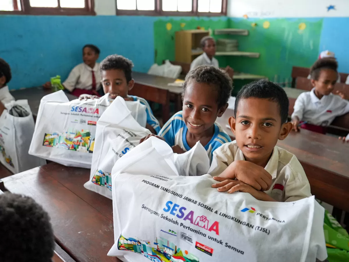 Program Seragam Sekolah Untuk Semua bagi masyarakat prasejahtera di SD-SMP Satu Atap Negeri Doromena, Distrik Depapre, Jayapura (Istimewa)