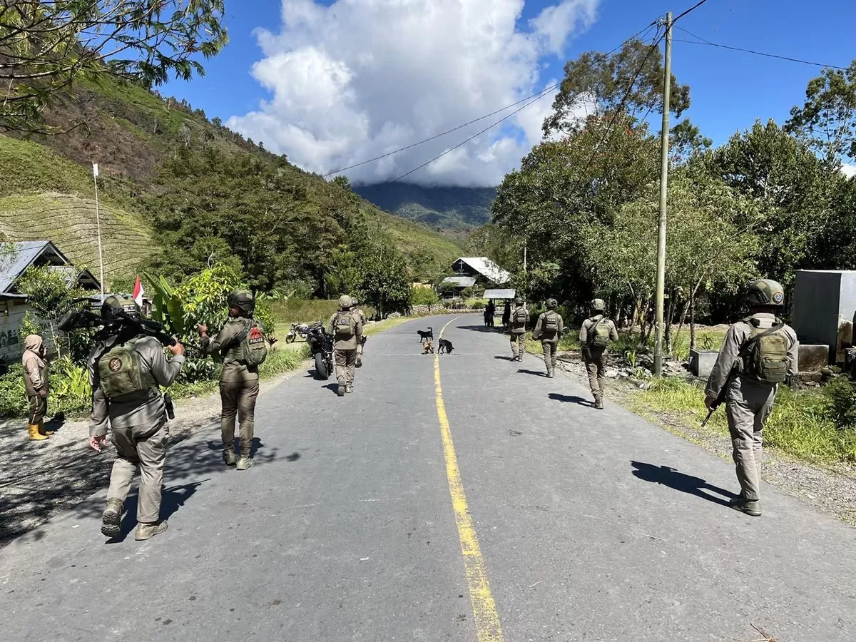 Satgaas Kepolisoan mengelarvpatrolo jalan kalo secara humanis di wilayah distrik Muara Puncak Jaya.(Foto/Iat(   
