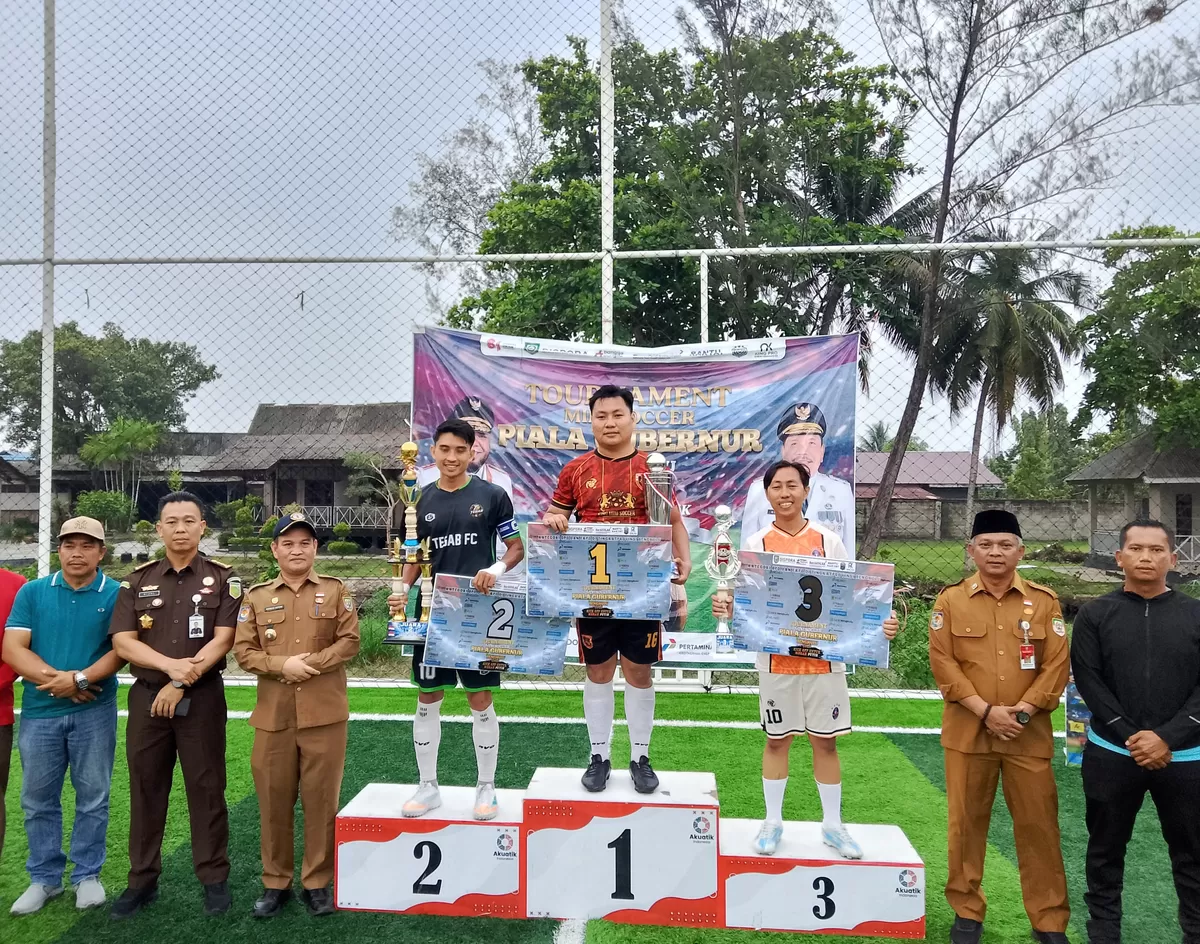 Sekda Herwan Antoni foto bersana juara Mini Soccer Piala Gubernur Bengkuli, Helmo Hasan dalam rangka semarkan HUT RI K-ke81 di daerah ini, dan Senin resmi ditutup. (Foto/Ist()