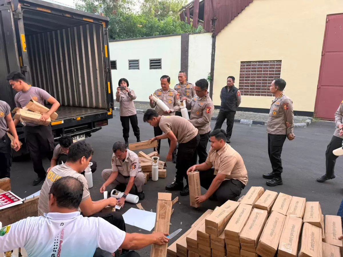 Polri kirim logistik dan oksigen untuk mengatasi Karhutla di sejumlah dae rah di Tanah Air akibat musim kemarau melanda wilayah tersebut.(Foto/Ist)