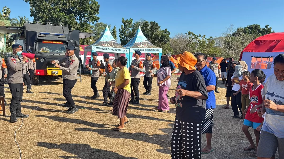 Polri menggelar senam  trauma healing bagi korban gempa di NTT.(Foto/ Ist)