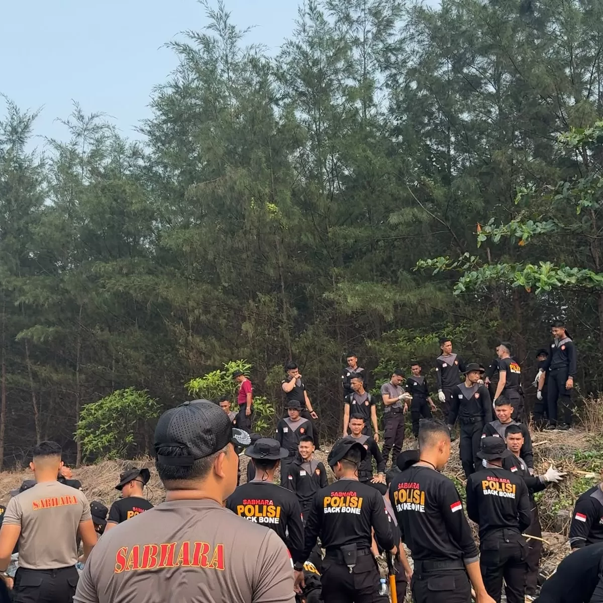 Petsonel Samapta Polda Bengkulu kerja bakti bersihkan pantai.(Foto/Ist)