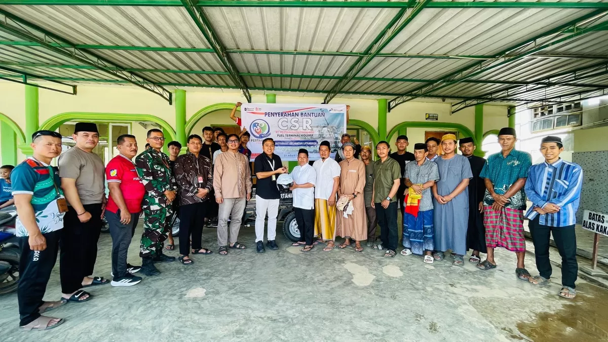 Penyerahan bantuan satu unit motor tiga roda, Rabu (26/8/2026) untuk mendukung kegiatan pengumpulan dan pengangkutan sampah di Kelurahan Kolakaasi, Kabupaten Kolaka, Sulawesi Tenggara.
