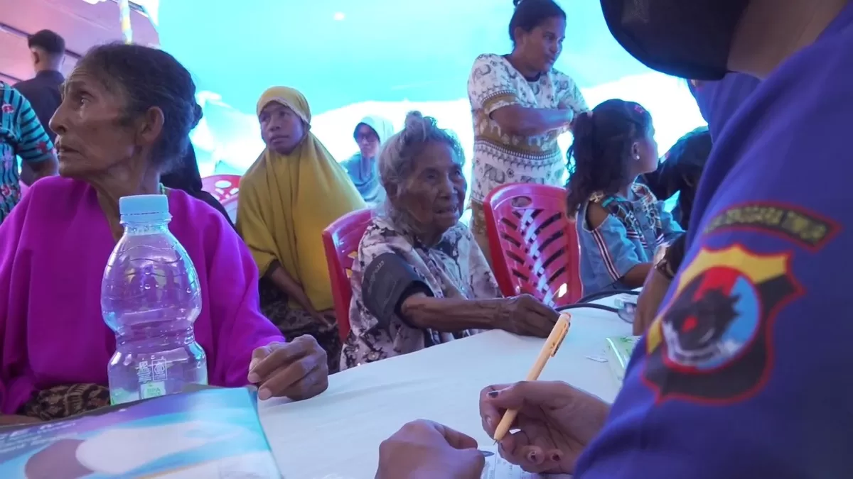 Polri berikan  pelayanan kesehatan poli anak dan gigi korban gempa si Ende, NTT.(Foto/Ist)