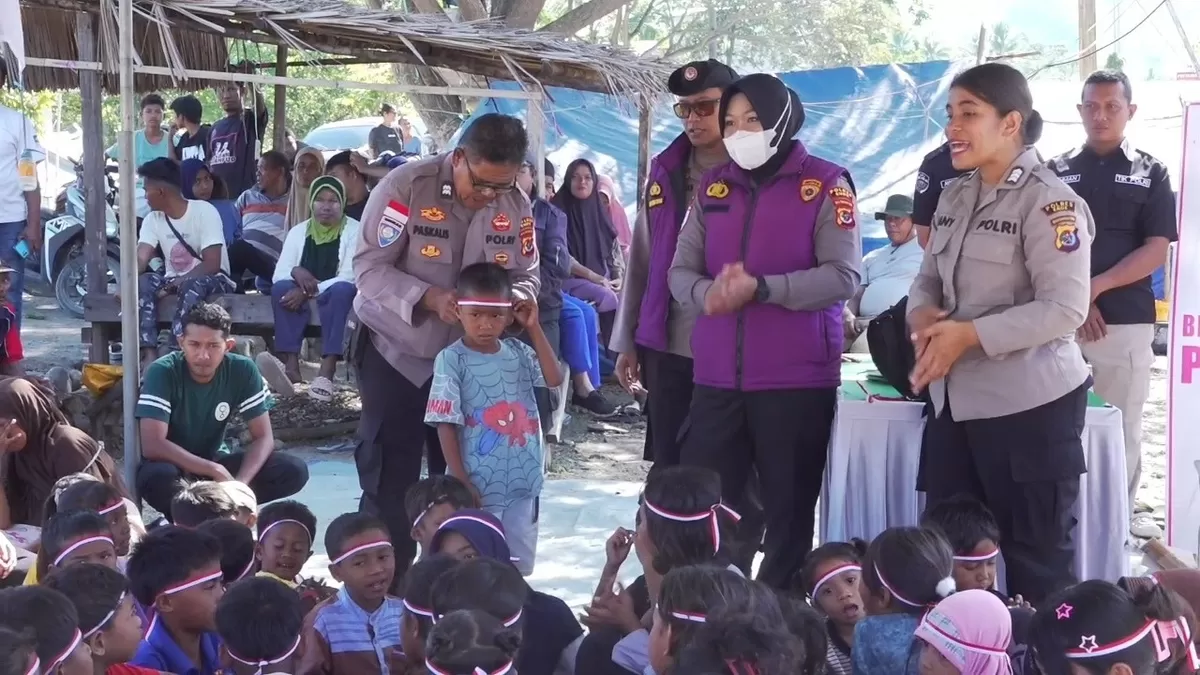 Polri berikan pendampingan anak korban gempa di Ende, NTT.(Foto/IIst)