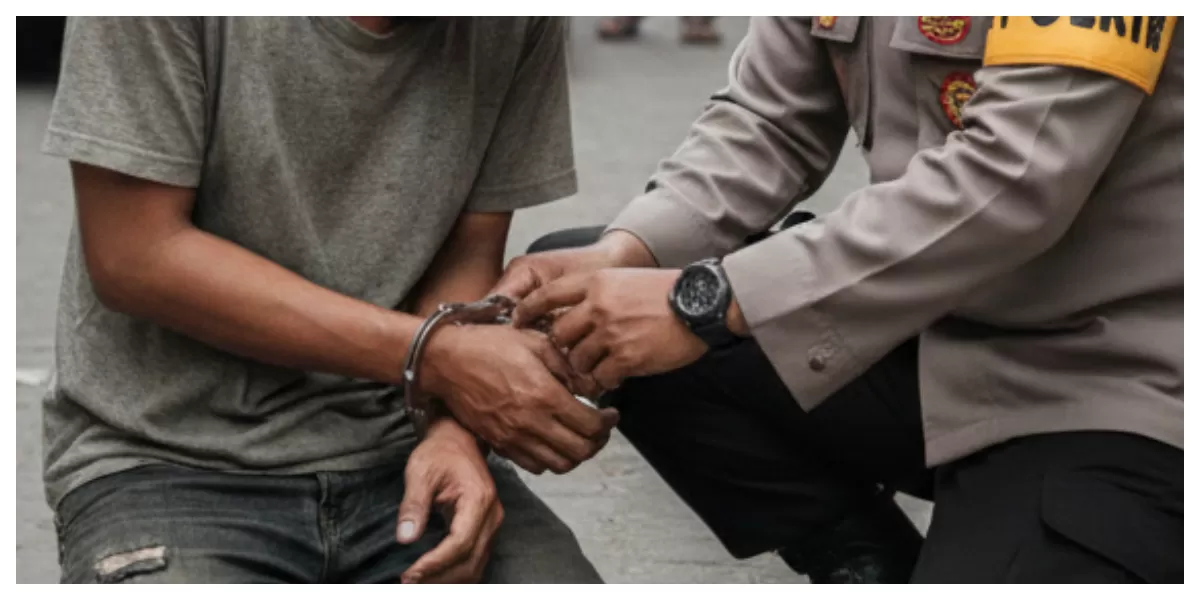 Foto ilustrasi polisi borgol tangan terduga pelaku. (Foto by One Picai)