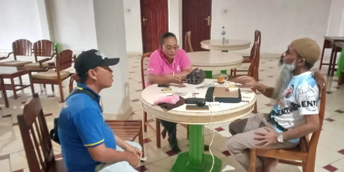 Kuasa hukum Agustina Sabu Beda memberi keterangan usai perundingan bipartit dengan Yayasan Papa Miskin Keuskupan Larantuka di Lewoleba.  (Foto/ Bernad Nara)