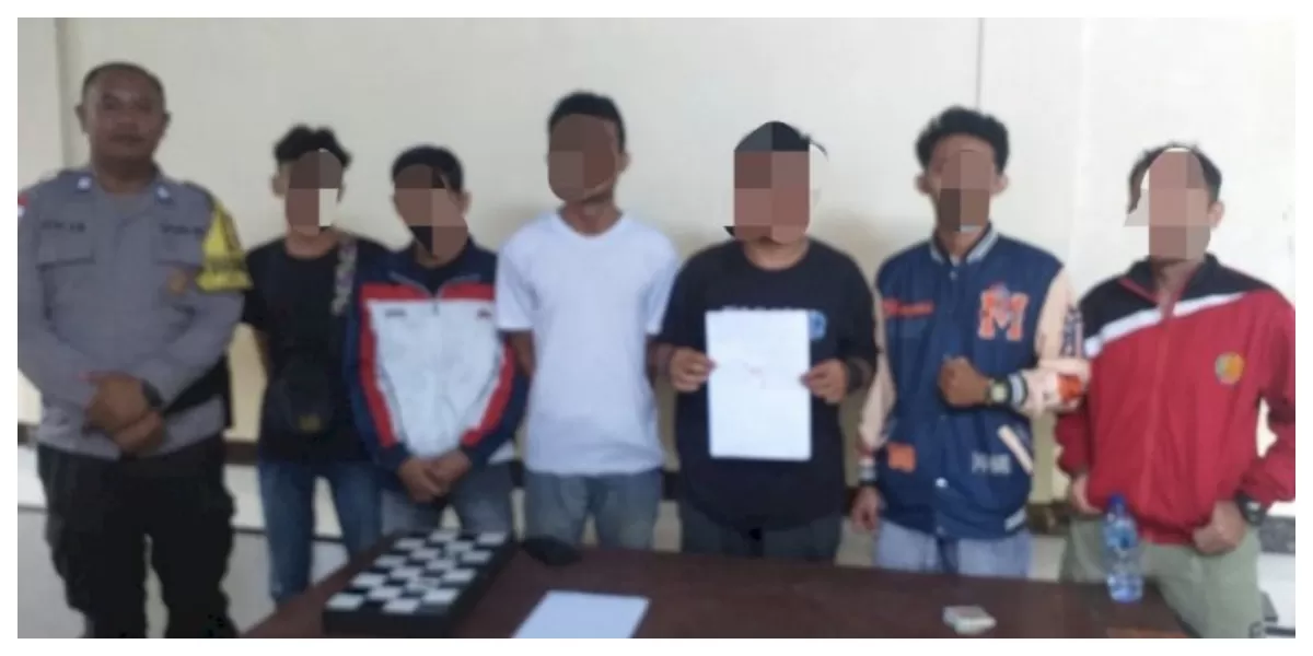  Enam pekerja berdiri di Mapolsek Maulafa usai diamankan aparat setelah pesta miras dan karaoke larut malam di Kolhua, Kota Kupang.