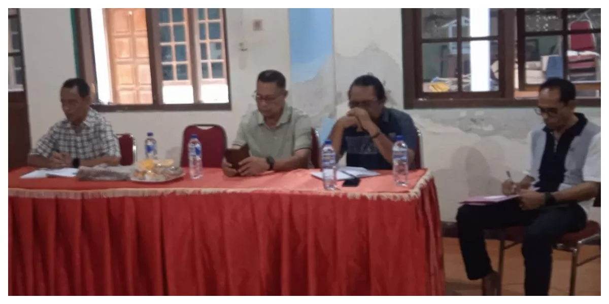 Rapat polemik skorsing Agustina Sabu Beda di ruang Dekenat Keuskupan Larantuka, dihadiri Disnaker NTT, yayasan, dan kuasa hukum pekerja. (Foto: Reportasentt/ Bernad Nara)