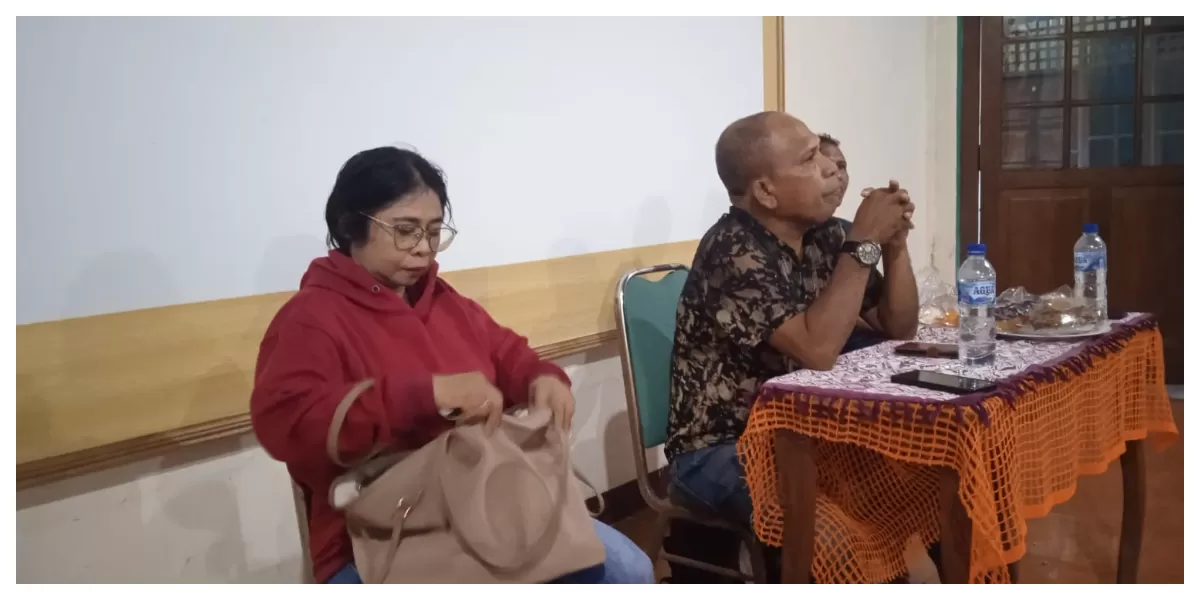 Kabid Hubungan Industrial Imelda Sri Purwati, Kadis Nakertrans Rafael Betekeneng, dan Pengawas Ketenagakerjaan Provinsi NTT Piter Payong saat memimpin rapat pembahasan sengketa ketenagakerjaan. (Foto/ Bernad Nara)