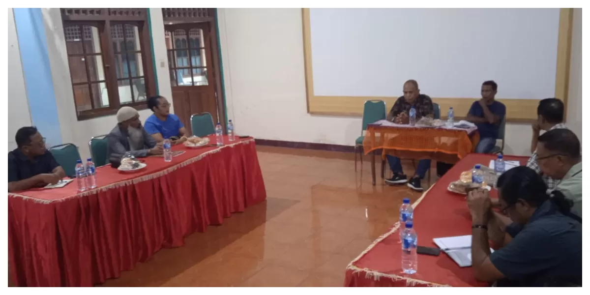 Keterangan Foto: Kuasa hukum Bidan Aty, Mateus Mamun Sare, berbicara dalam pertemuan mediasi sengketa dengan Yayasan Papa Miskin Keuskupan Larantuka di Larantuka. (Foto/ Bernad Nara Gere)