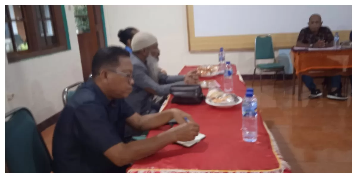 Suasana mediasi perselisihan hubungan industrial antara pekerja dan Yayasan Papa Miskin Keuskupan Larantuka di Dekenat Lembata, Februari 2026. (Foto/ Bernad Nara)