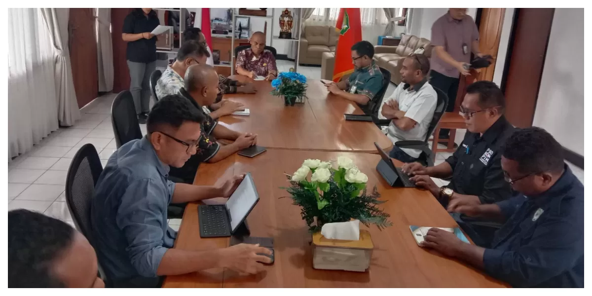 Wakil Bupati Flores Timur Ignasius Boli memimpin rapat bersama kontraktor dan PPK membahas 16 paket proyek 2025 yang belum rampung. (Foto/ Humas Pemda Flotim)