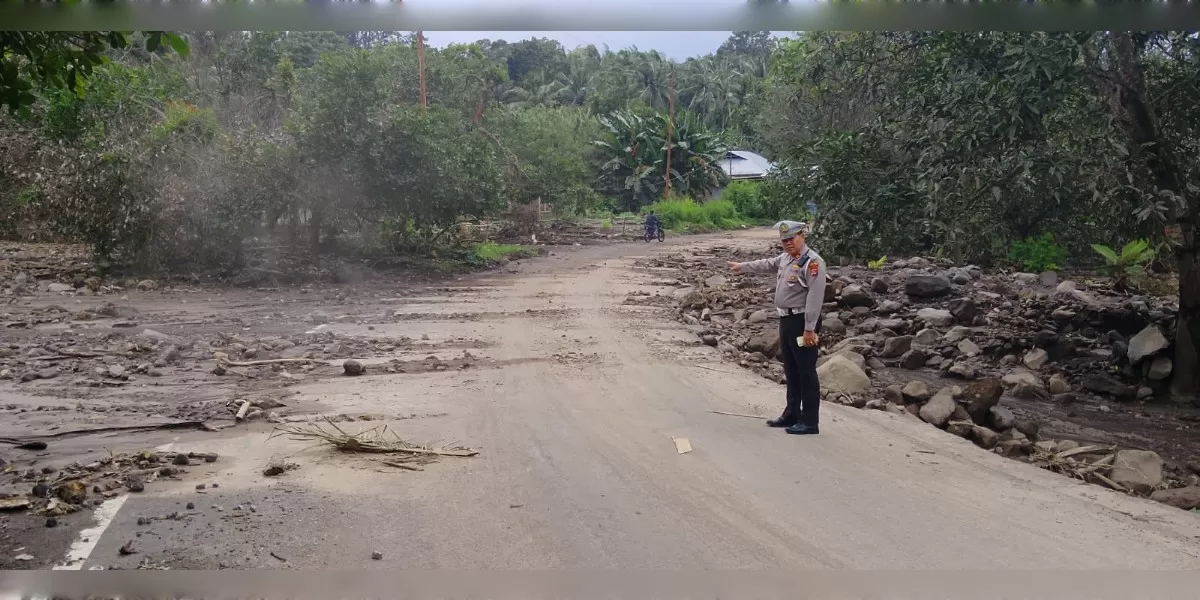 Kasat Lantas Polres Flores Timur bersama personel meninjau jalur Trans Flores di Wulangitang memastikan arus lalu lintas tetap aman dan lancar. (Foto/ ist)