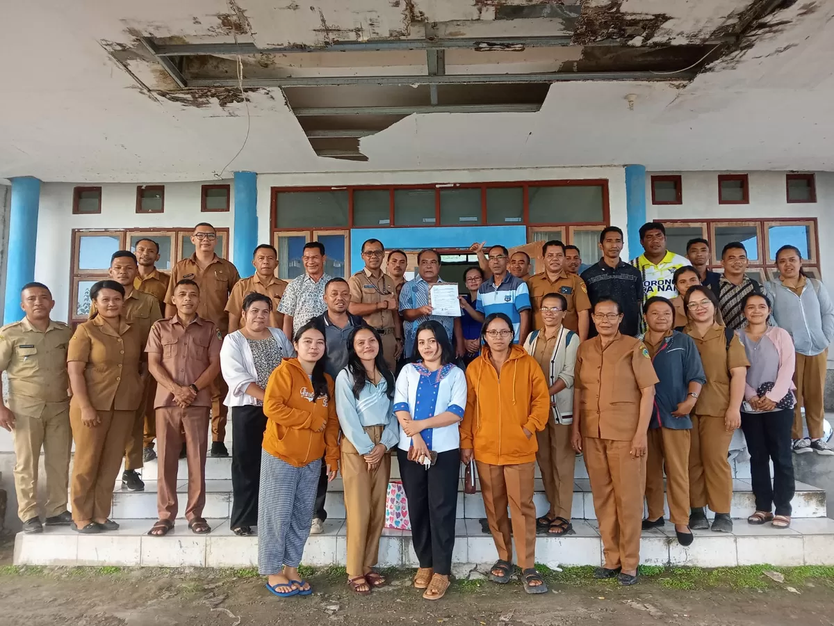 Para guru dan pihak yayasan pose bersama setelah melakukan mediasi di kantor Disnakertrans Kabupaten Manggarai Timur (Foto: Acong Harson)