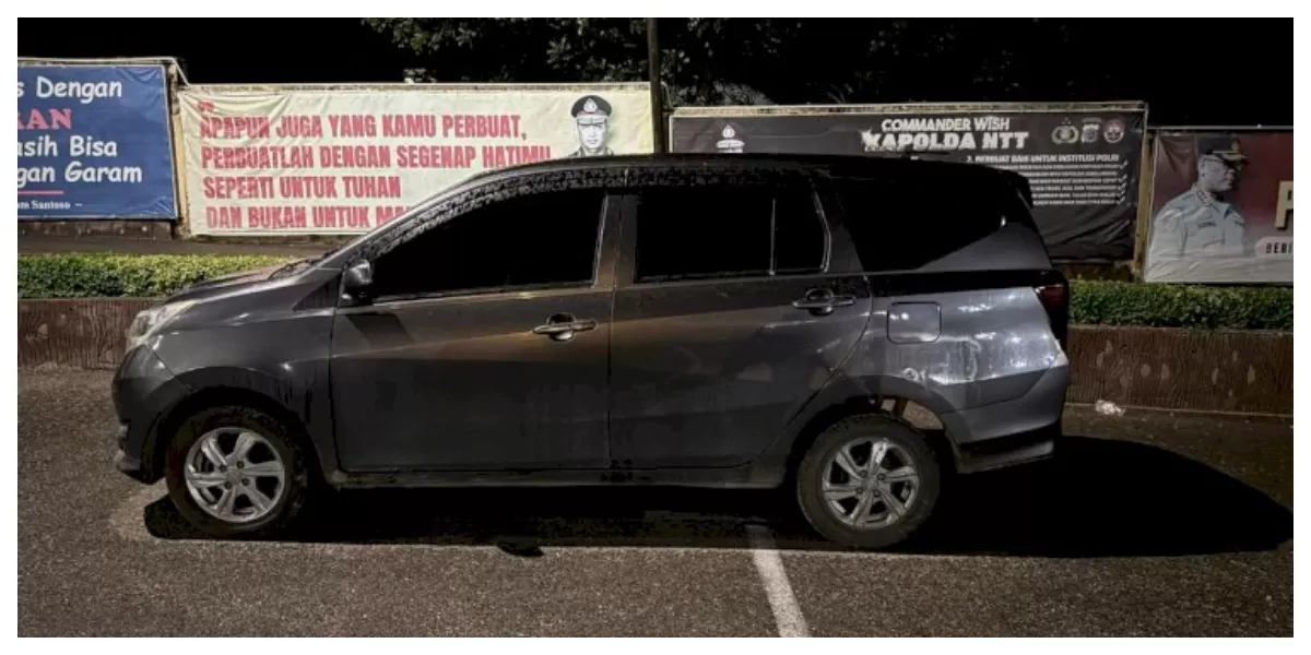 Barang bukti mobil Daihatsu Sigra yang digadaikan driver transportasi online setelah pelaku ditangkap di wilayah Oesapa Barat. (Foto/ TBN Polresta Kupang Kota)